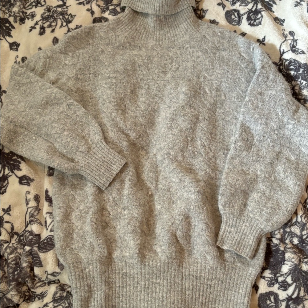 Wilfred Free by Aritzia XS women’s sweater grey turtleneck or mockneck
